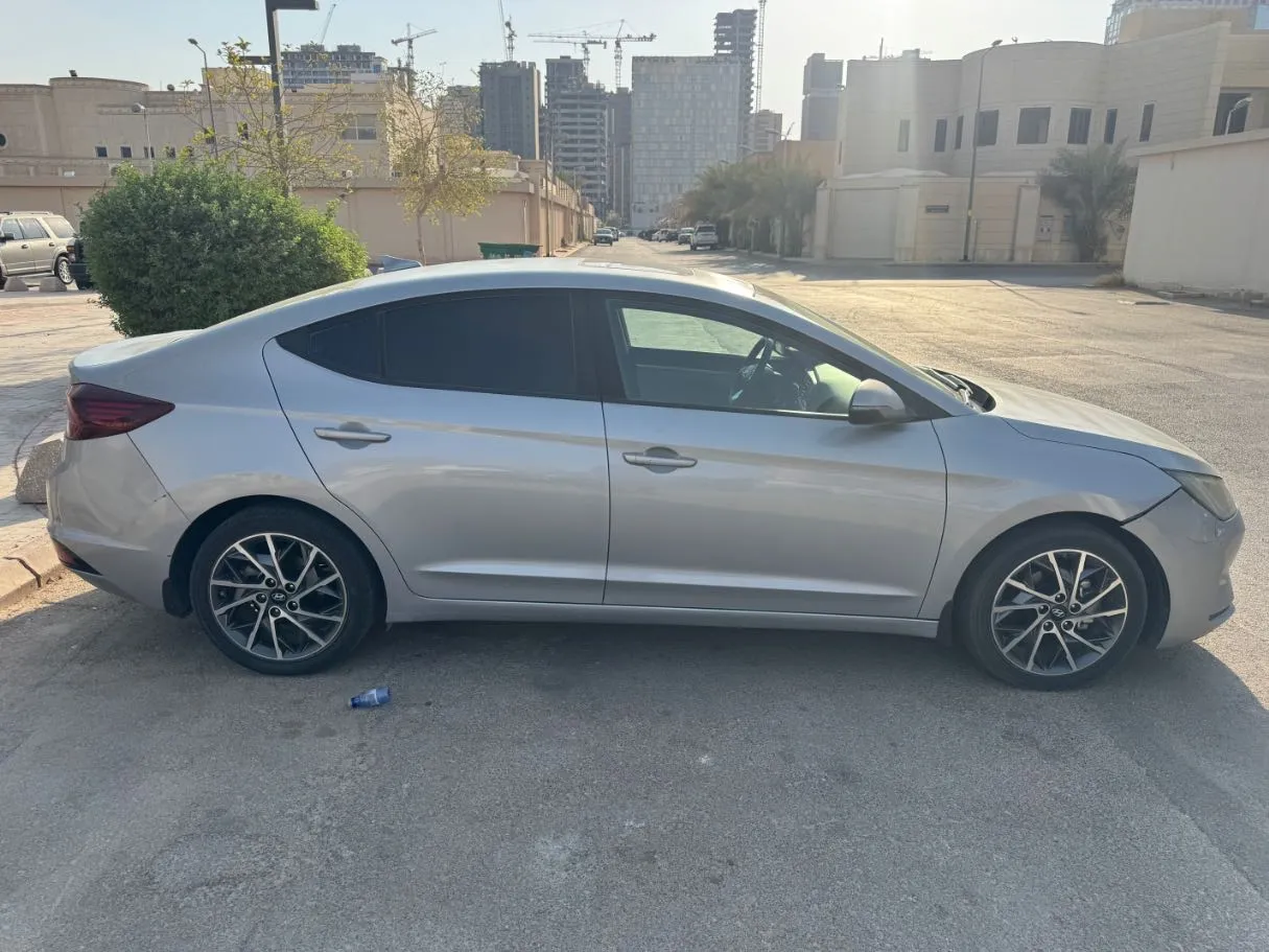 Car image 4
