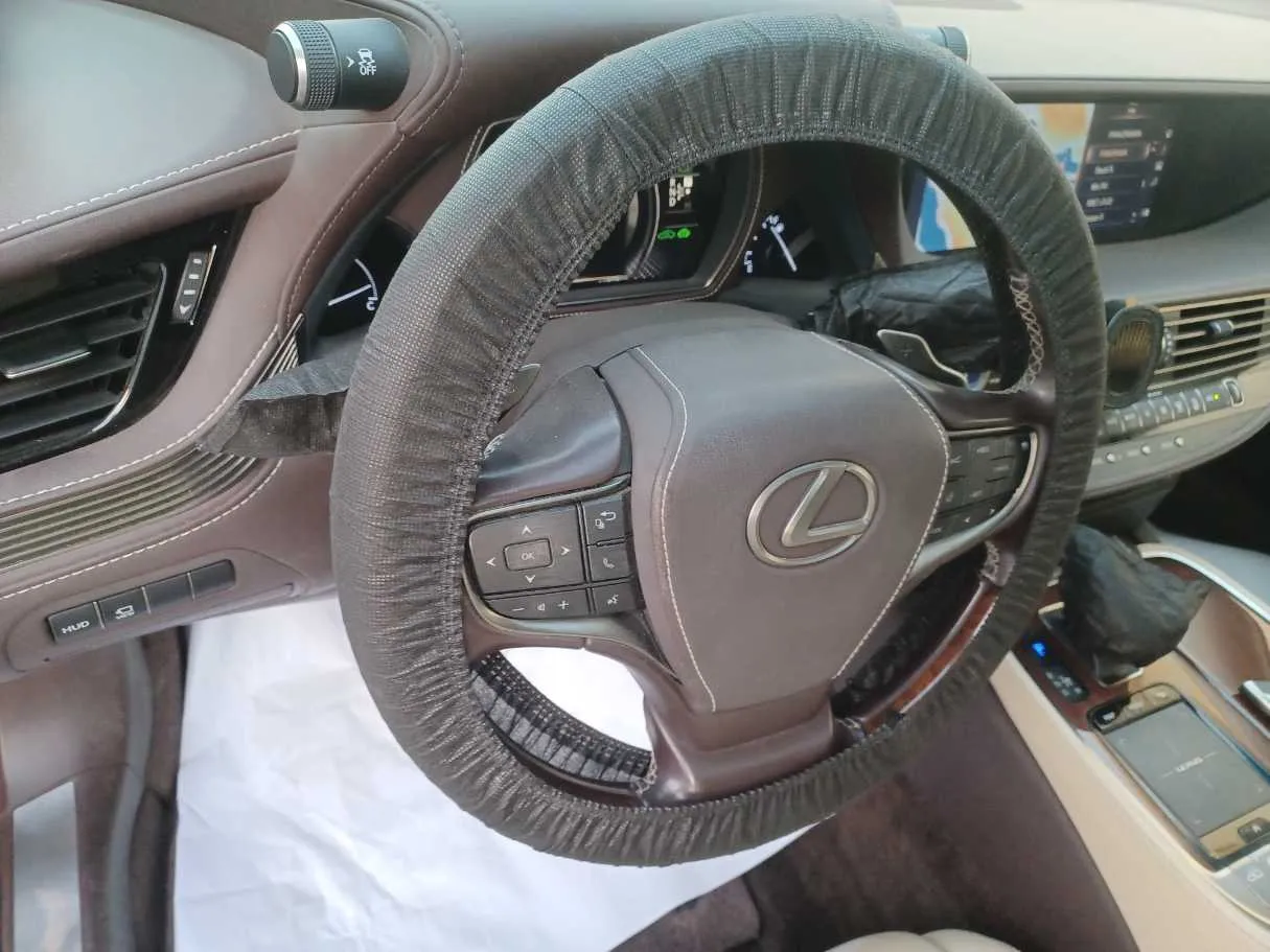 Car image 19