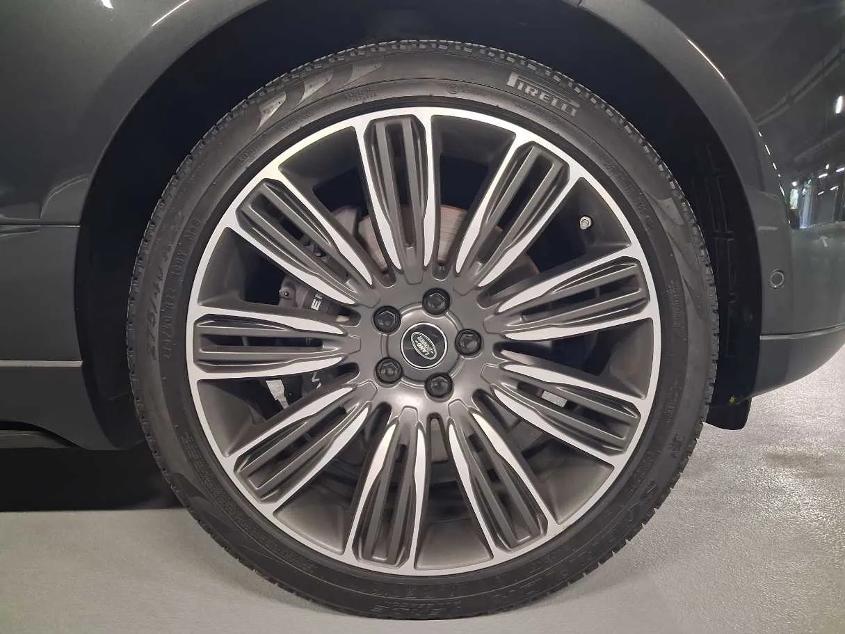 Car image 9