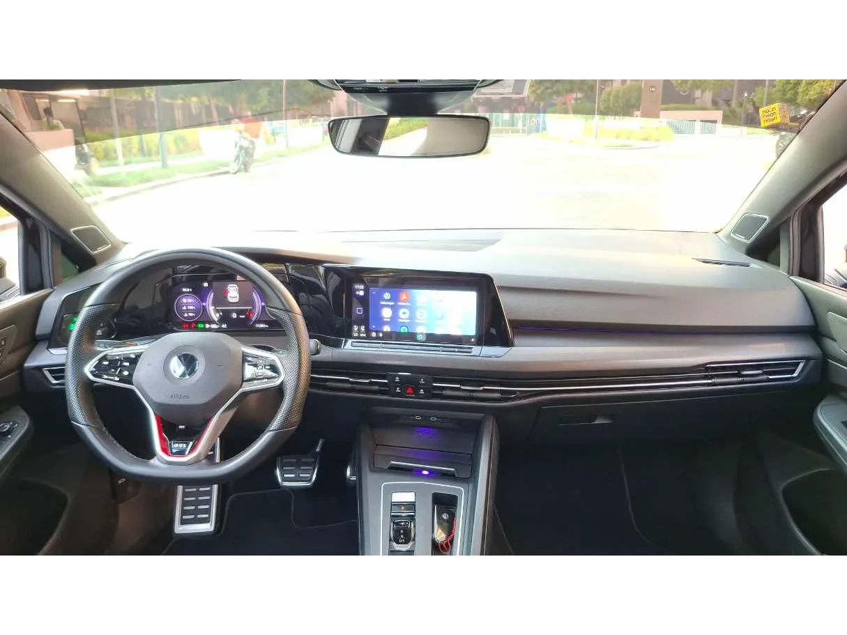 Car image 17