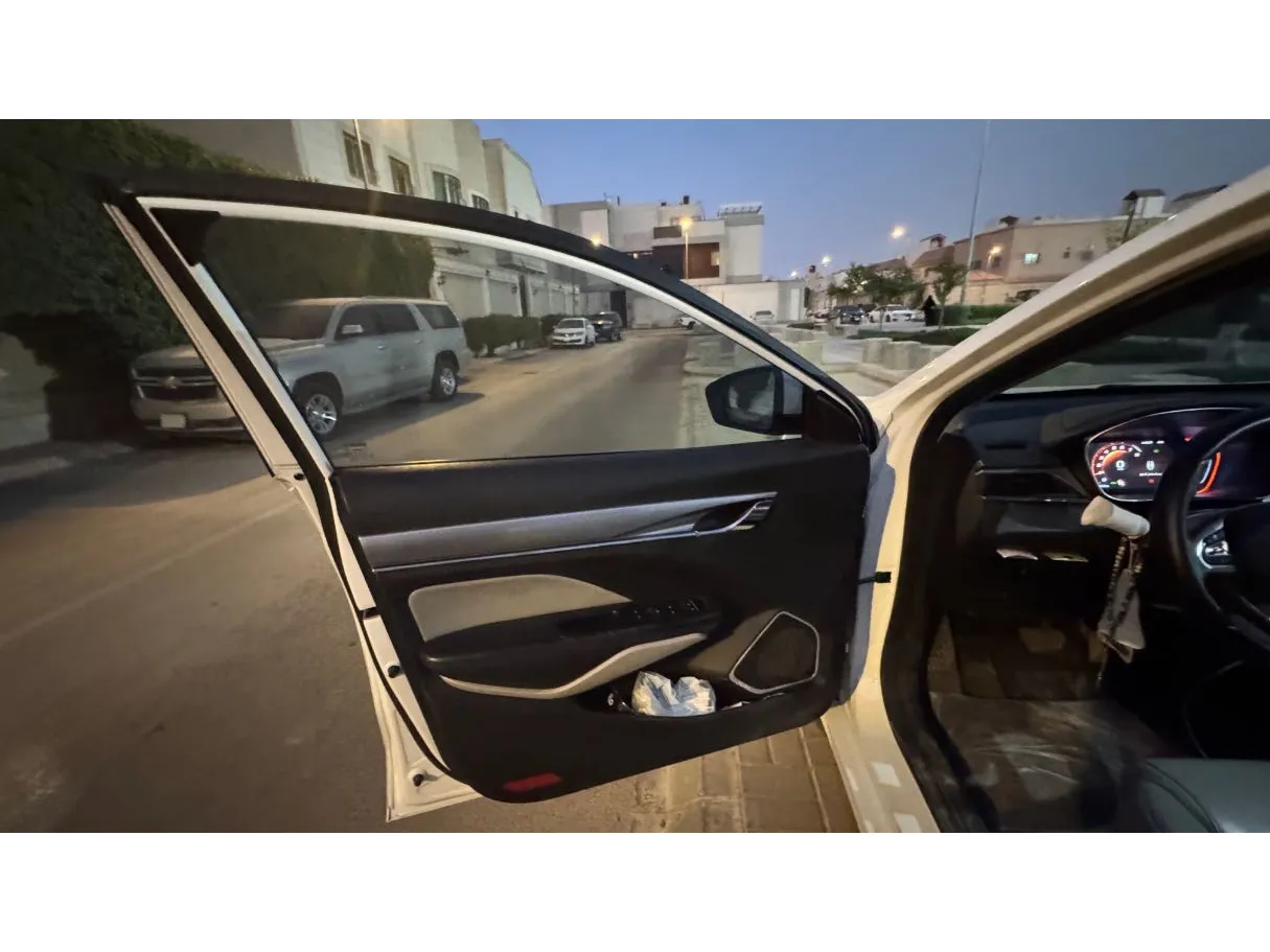 Car image 9