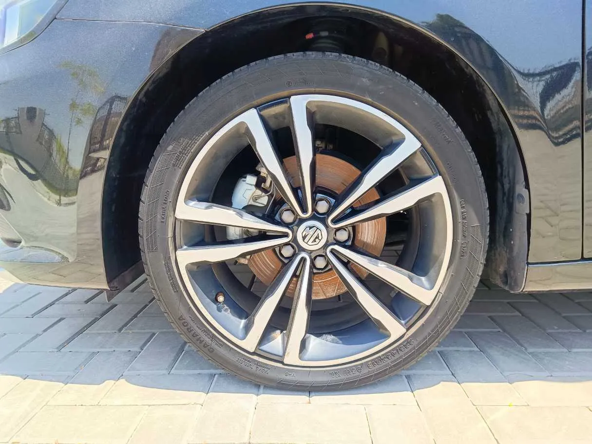 Car image 10