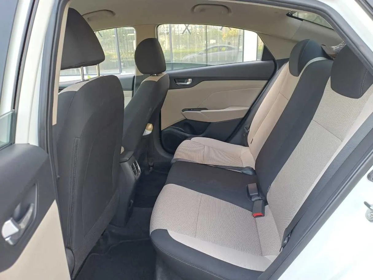 Car image 13