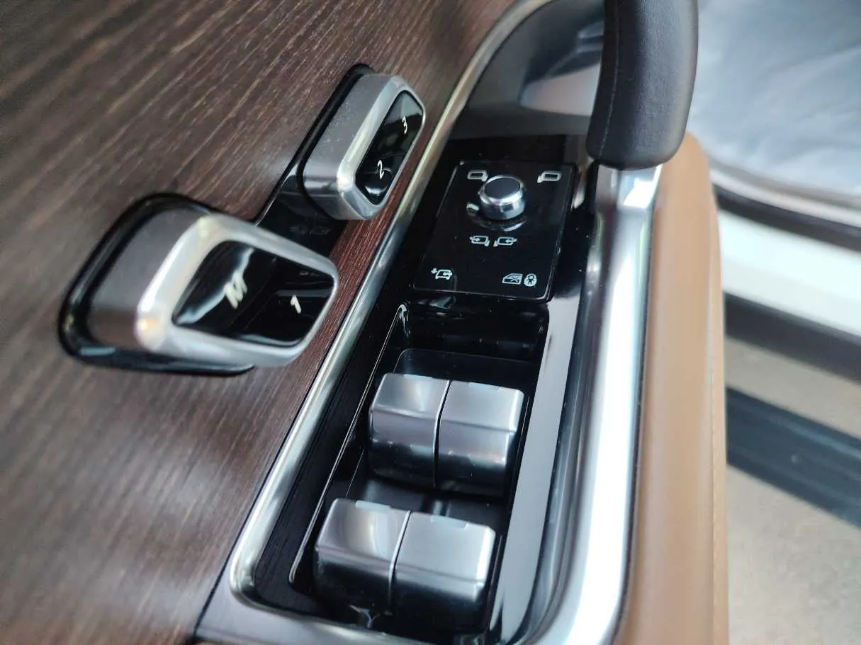 Car image 30