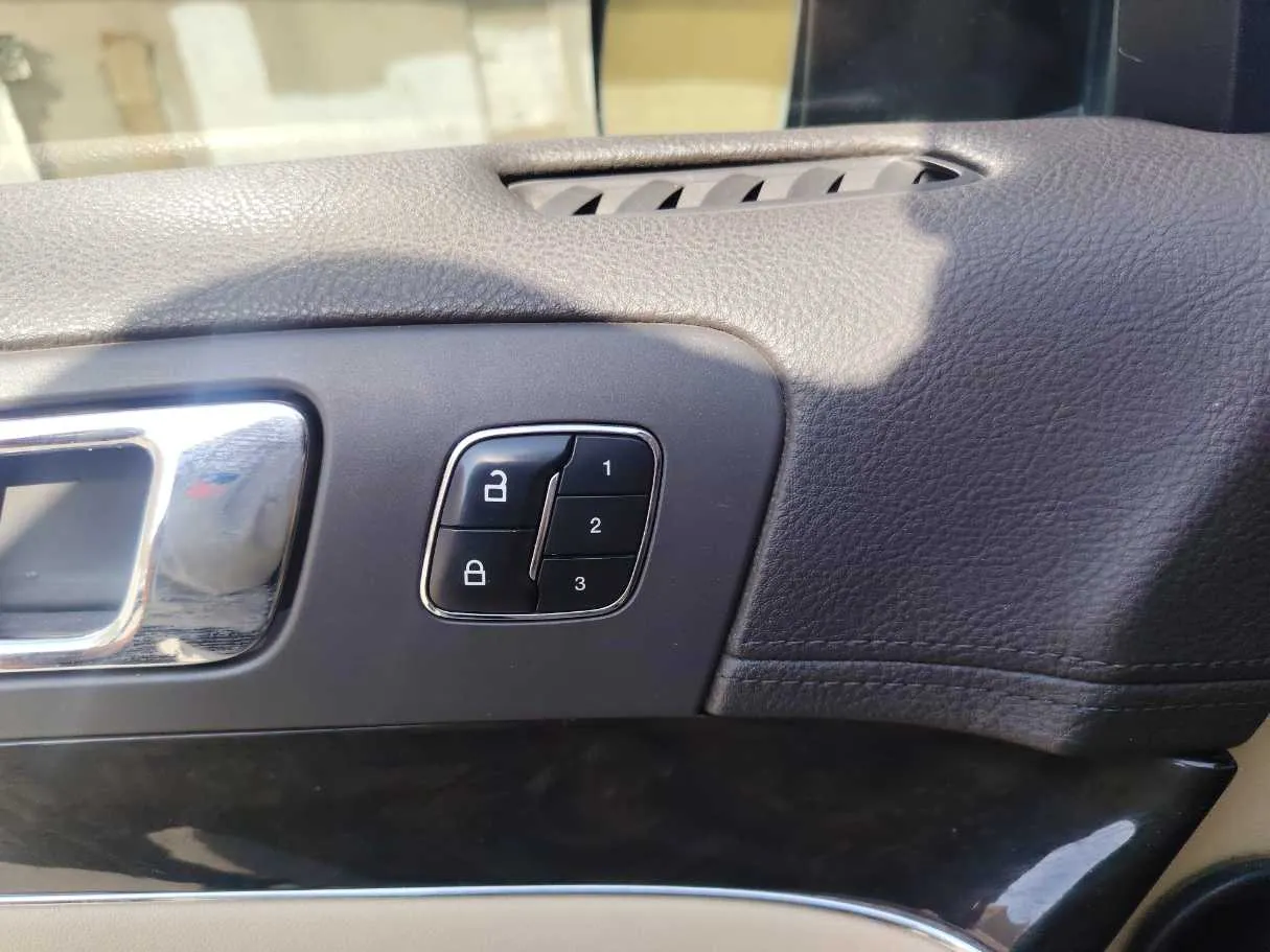 Car image 28