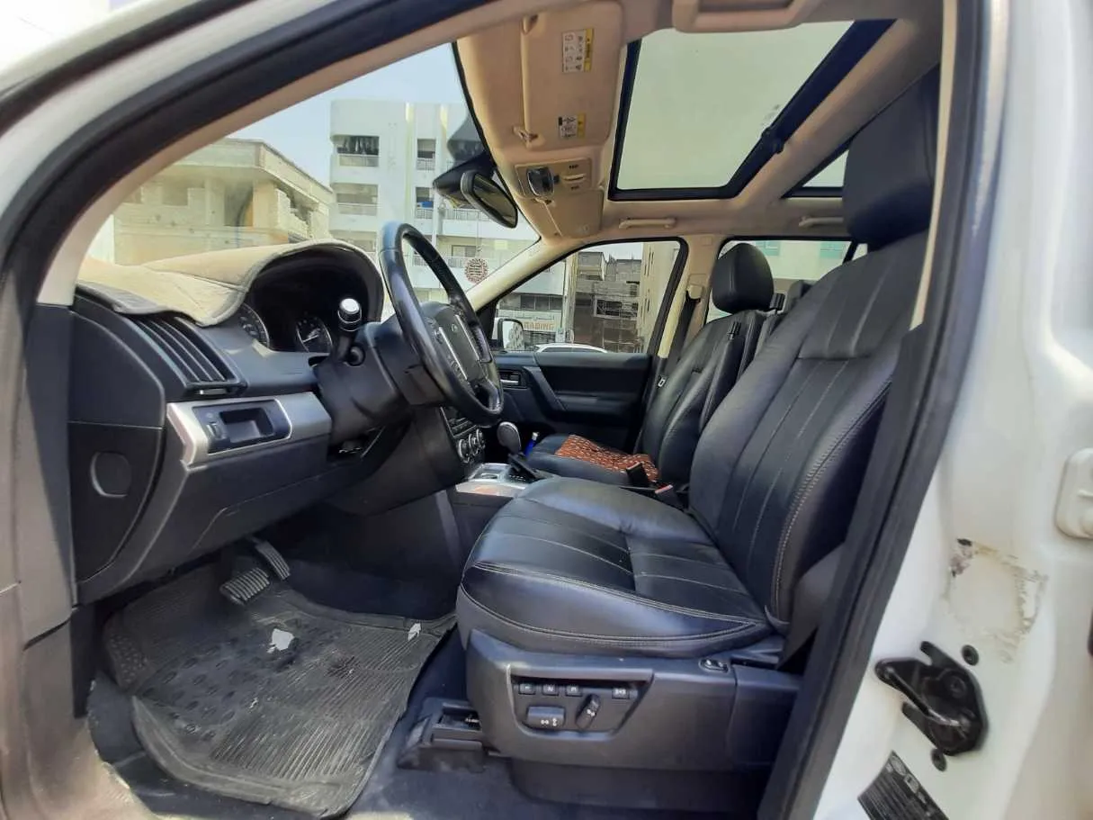 Car image 12