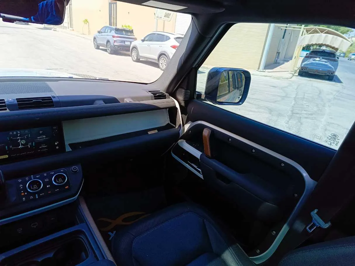 Car image 24
