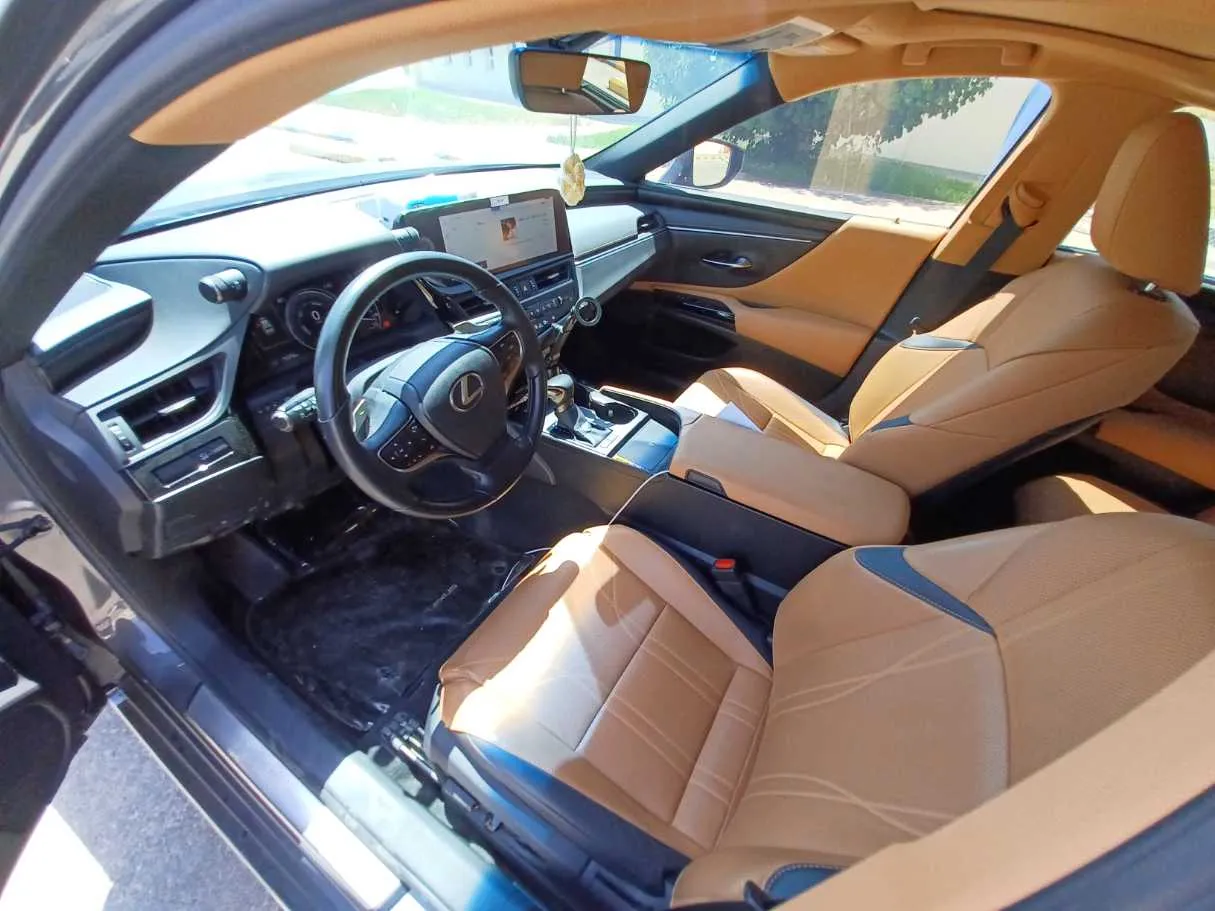 Car image 11