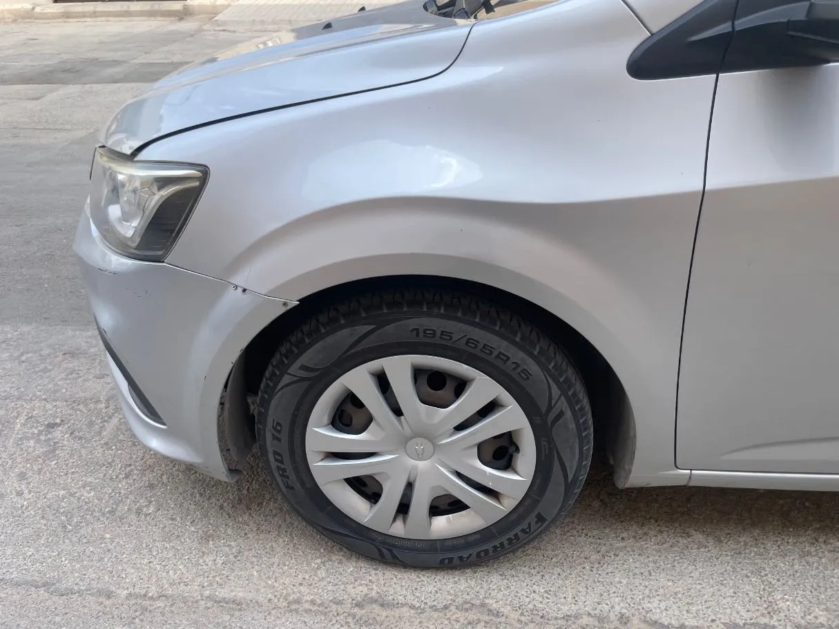 Car image 9