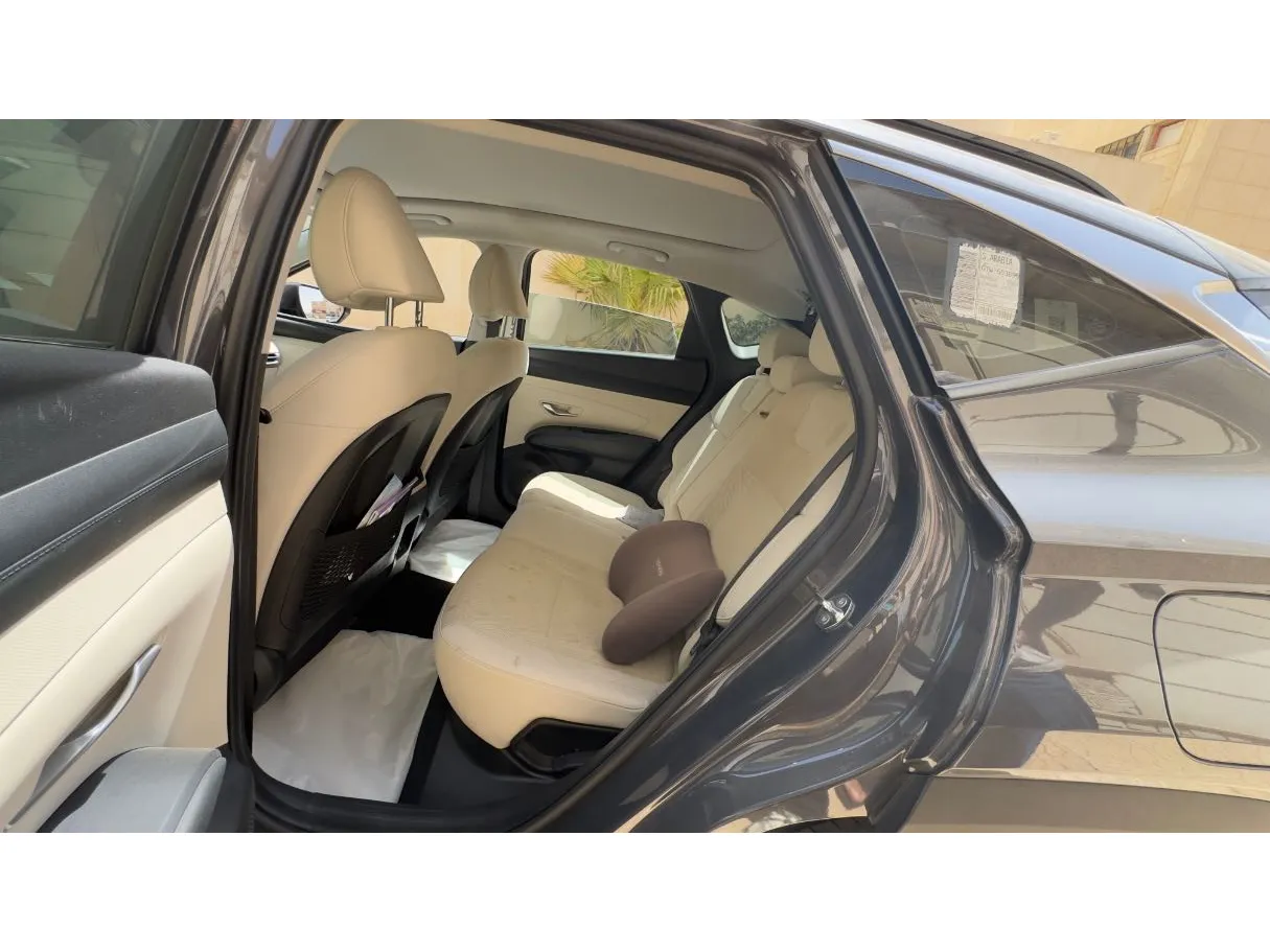 Car image 13