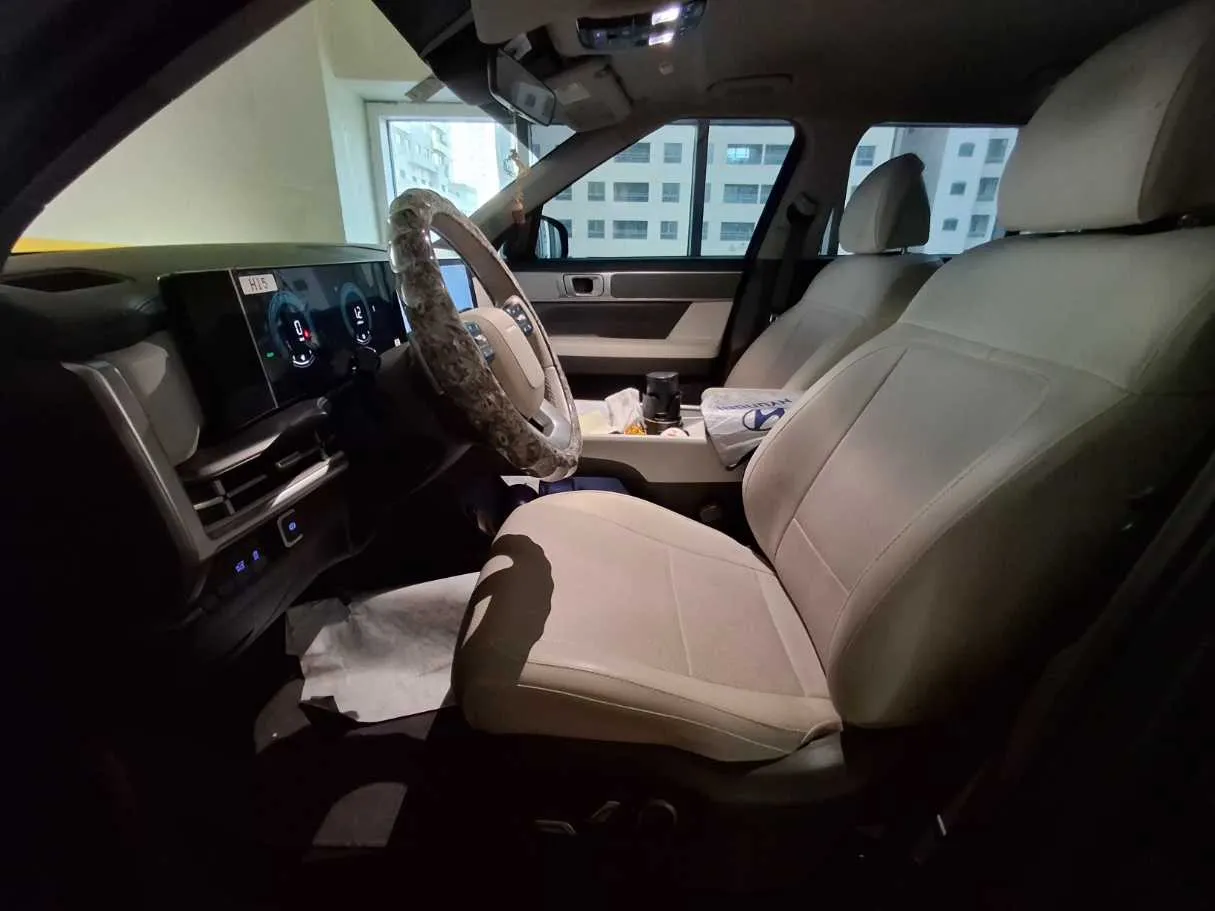 Car image 12
