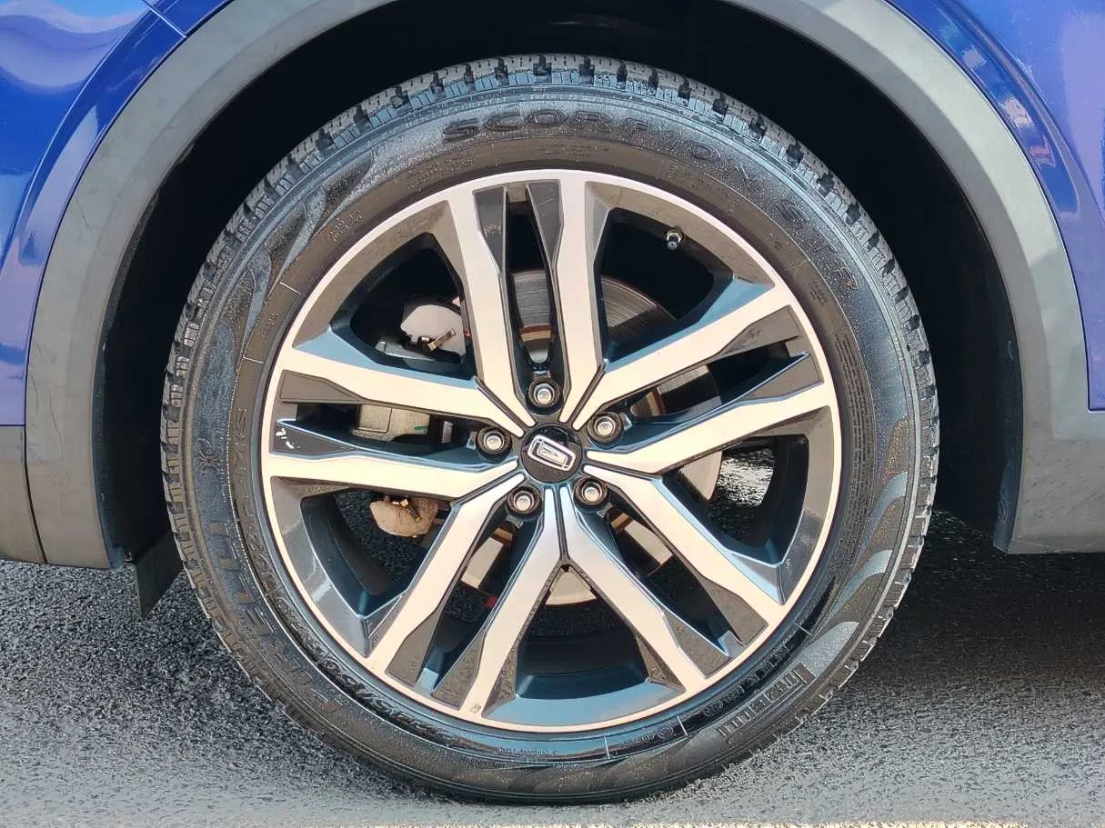 Car image 10