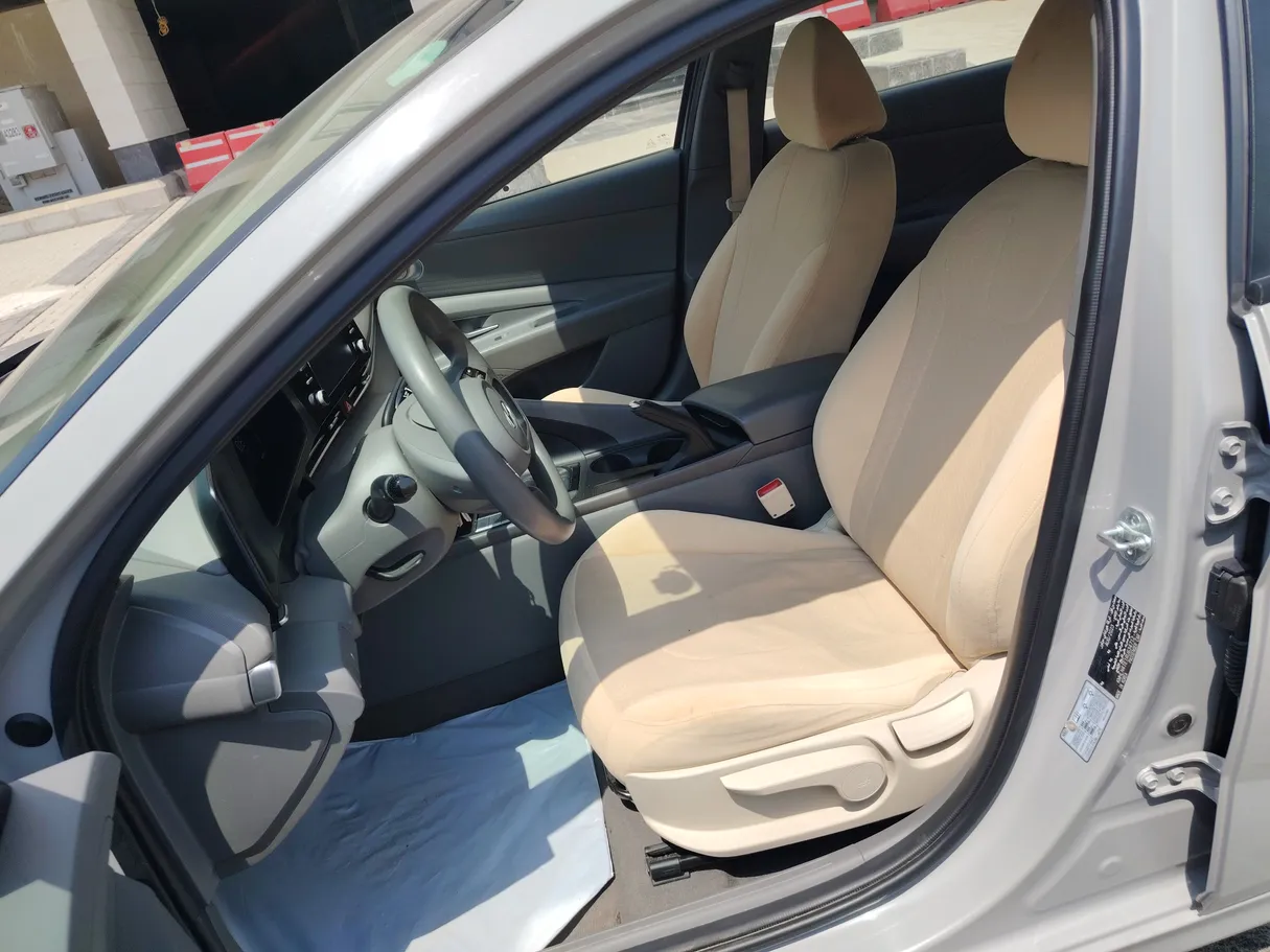 Car image 12