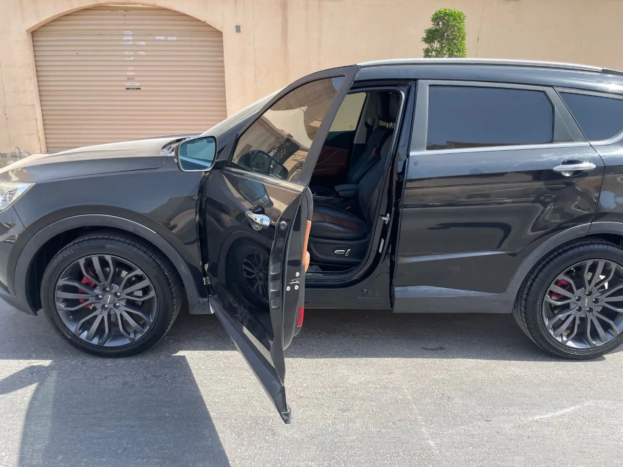 Car image 12