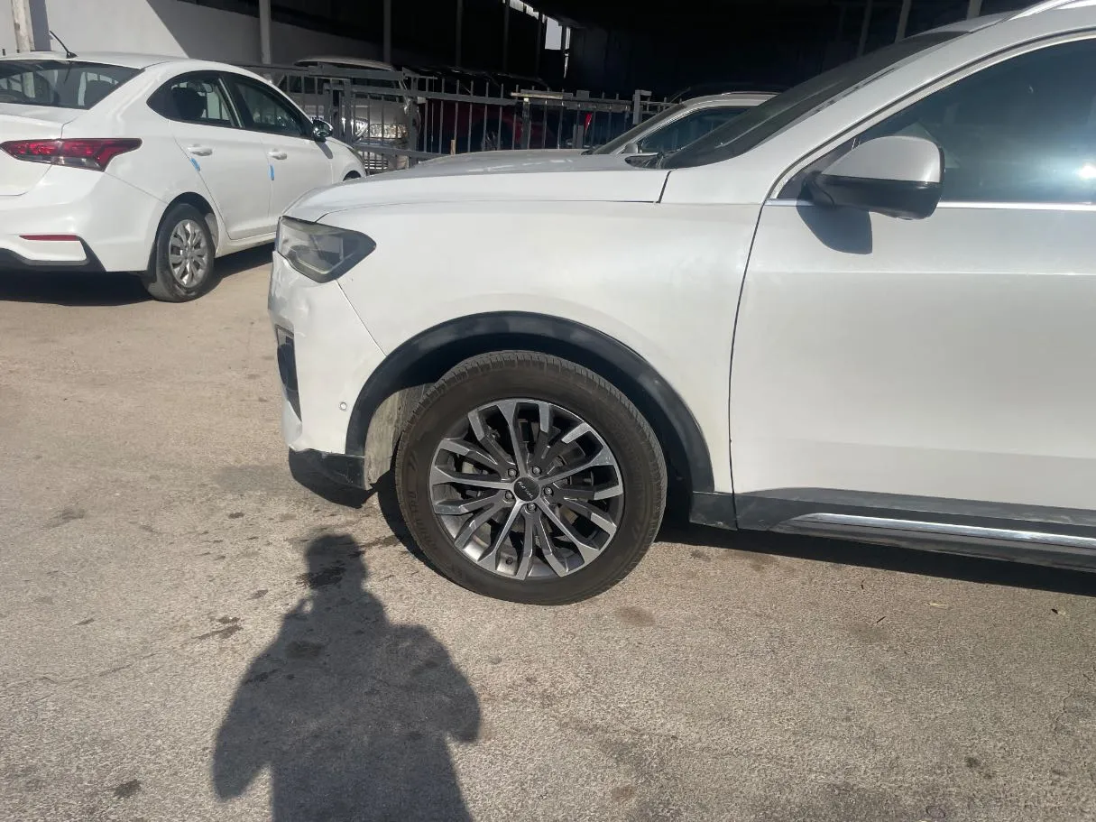 Car image 9