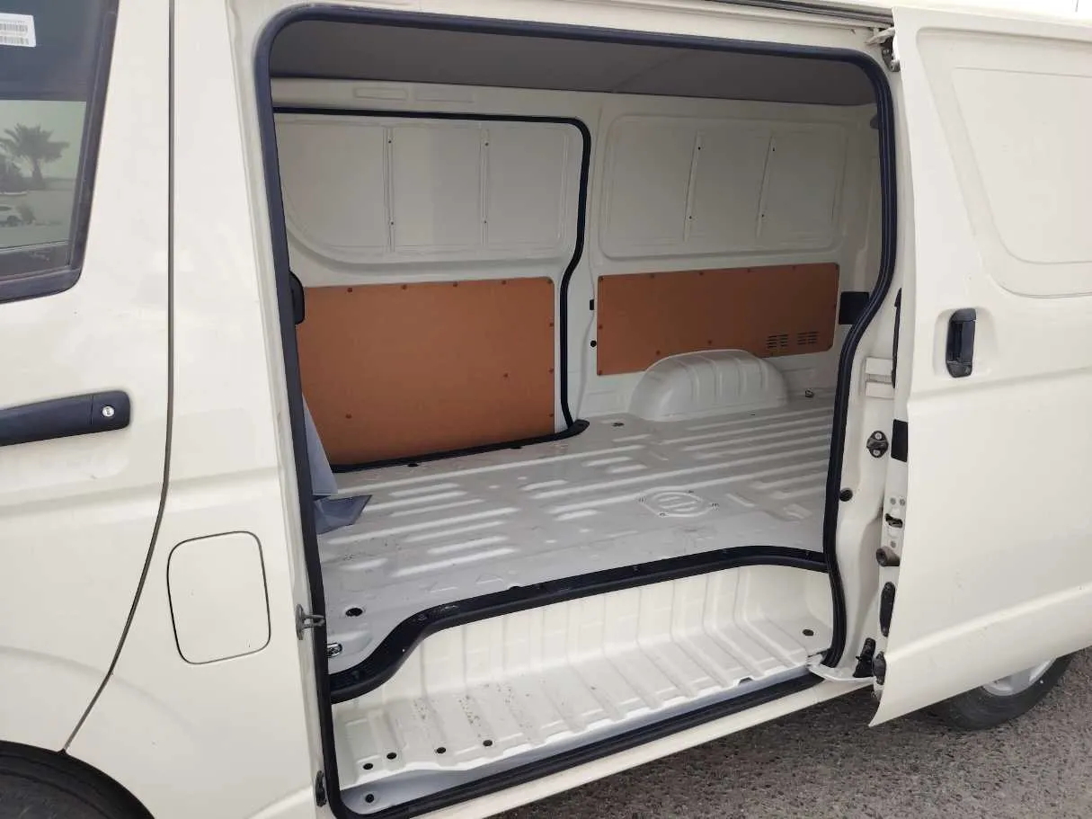 Car image 14