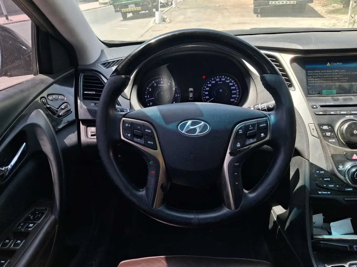 Car image 12