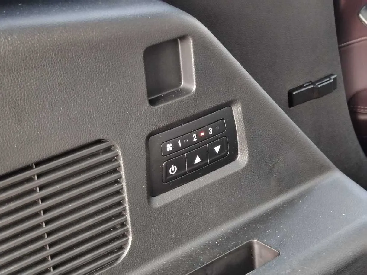 Car image 32