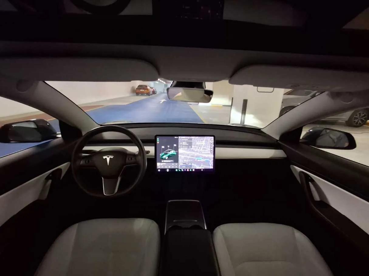 Car image 14
