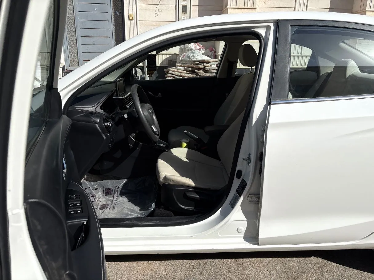 Car image 11