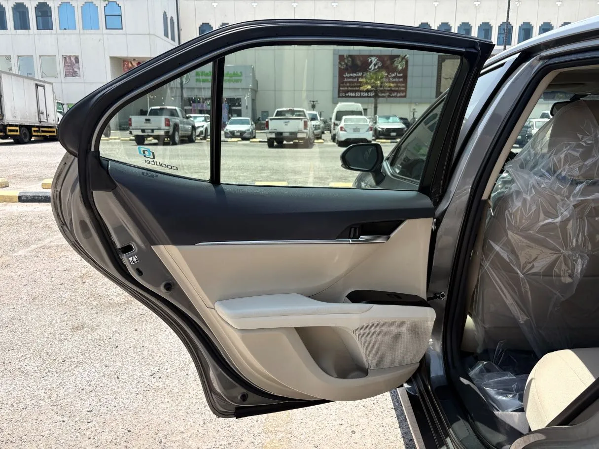 Car image 14