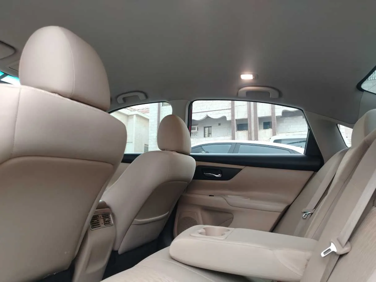 Car image 18