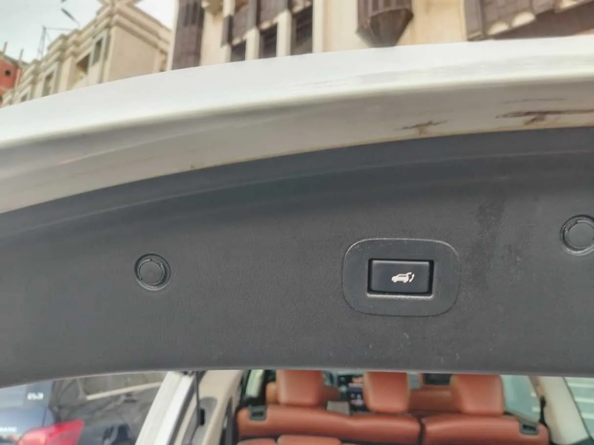 Car image 37