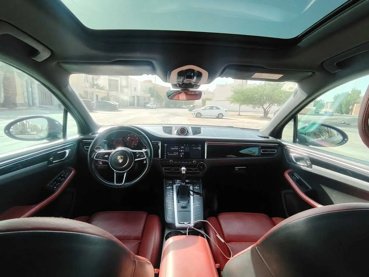 Car image 18