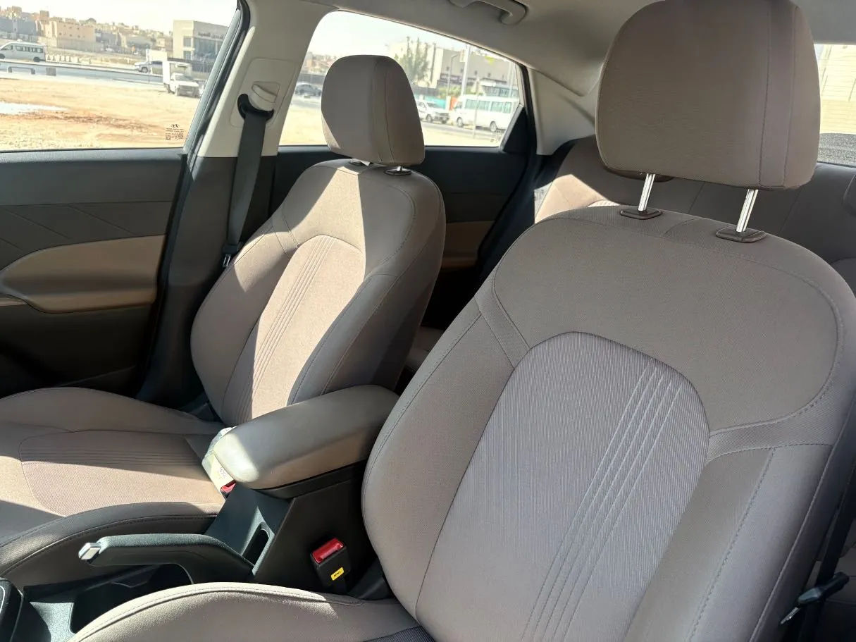 Car image 13