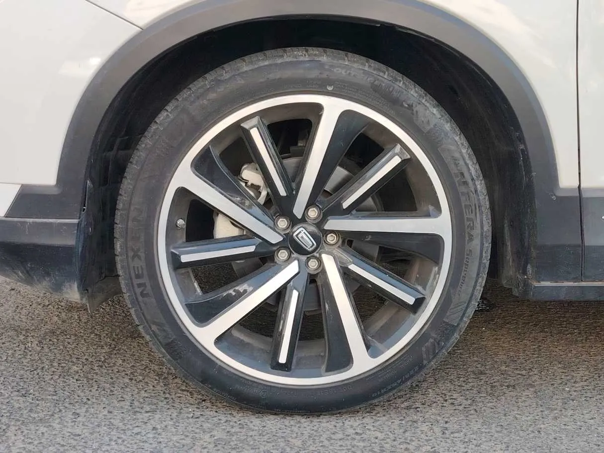 Car image 10