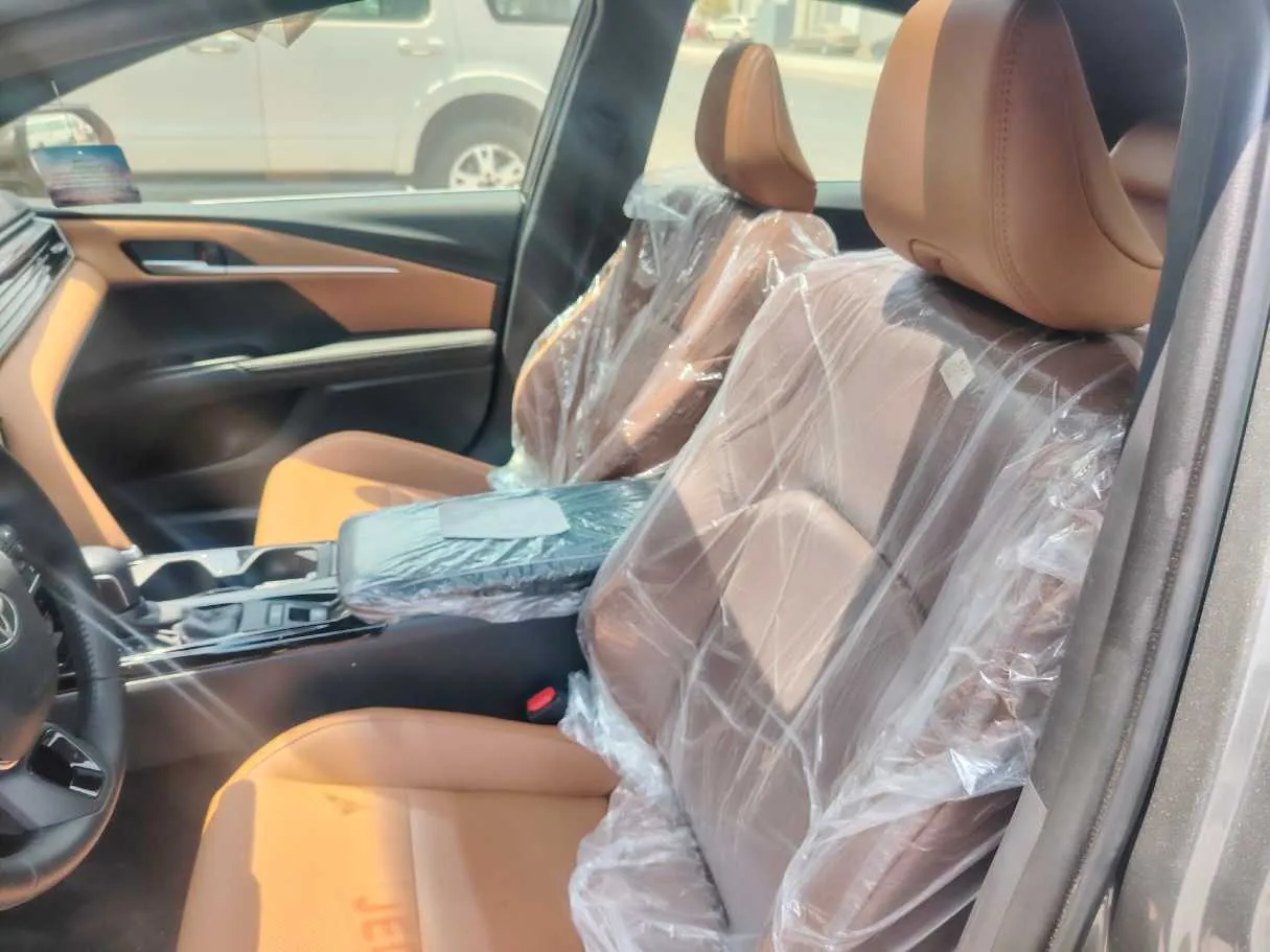 Car image 14