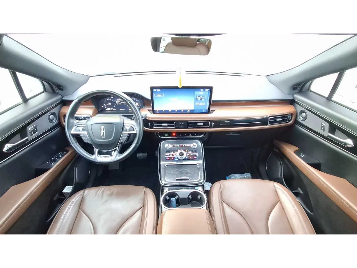 Car image 18