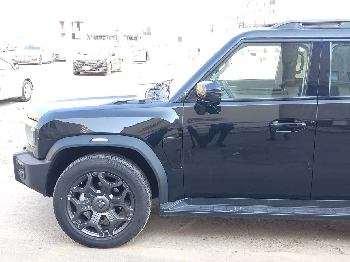 Car image 9