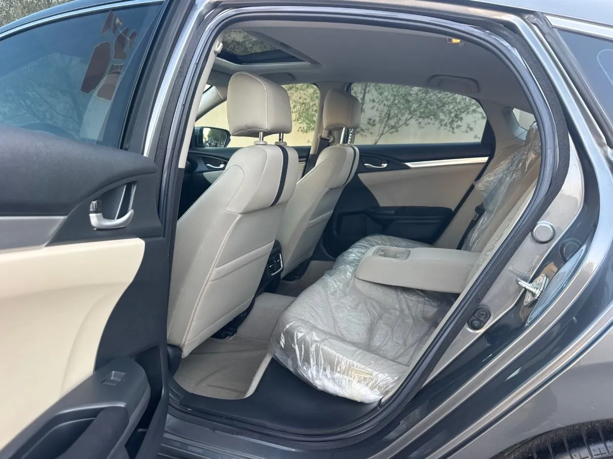 Car image 13