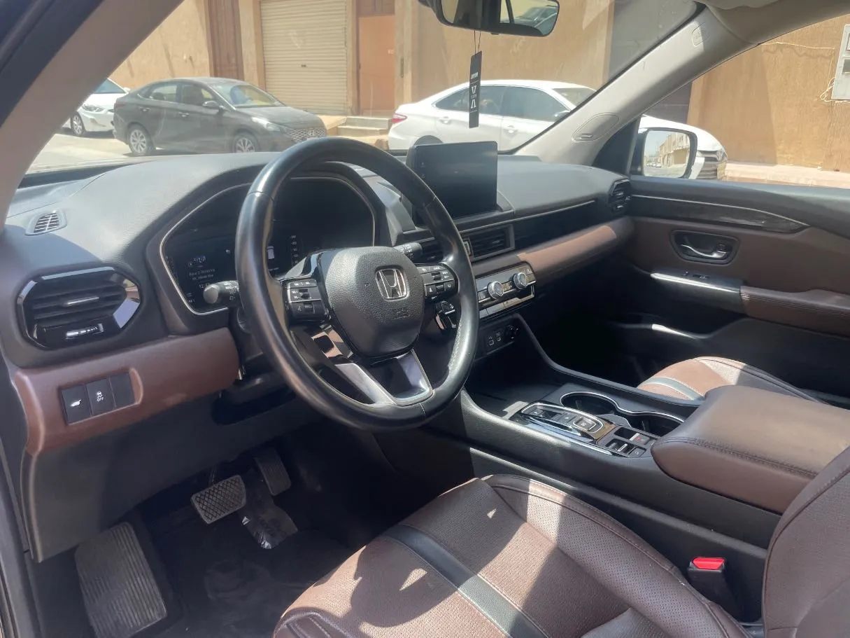 Car image 11