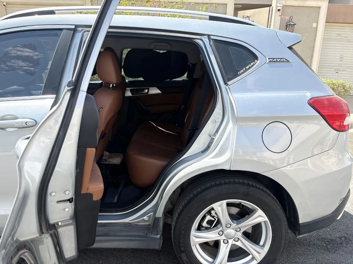 Car image 15
