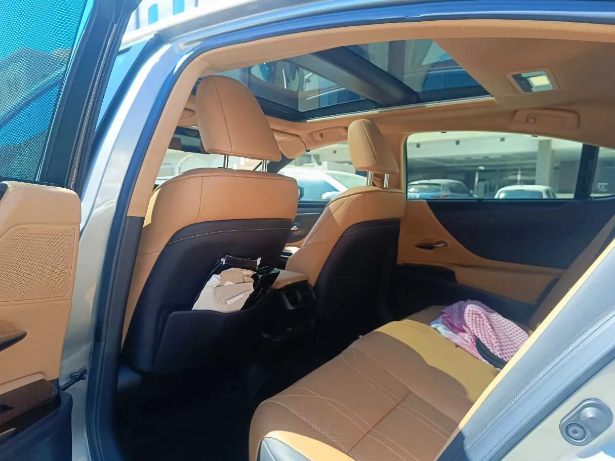 Car image 20