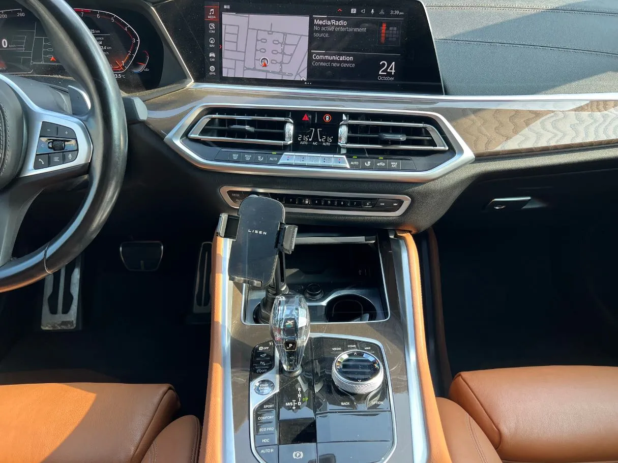 Car image 16