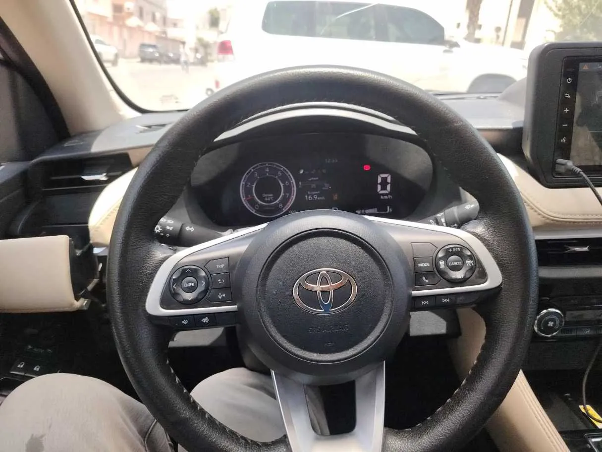 Car image 25