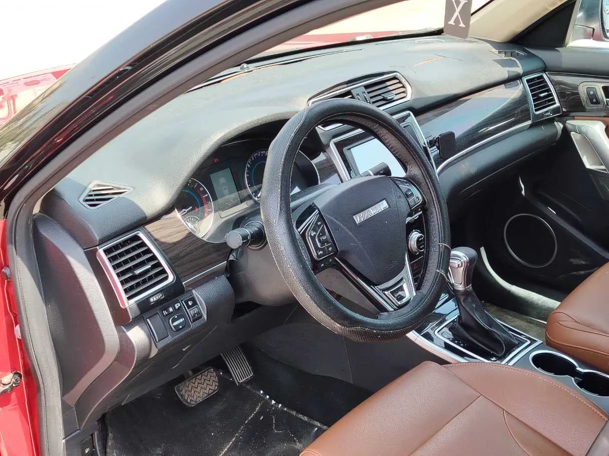 Car image 12