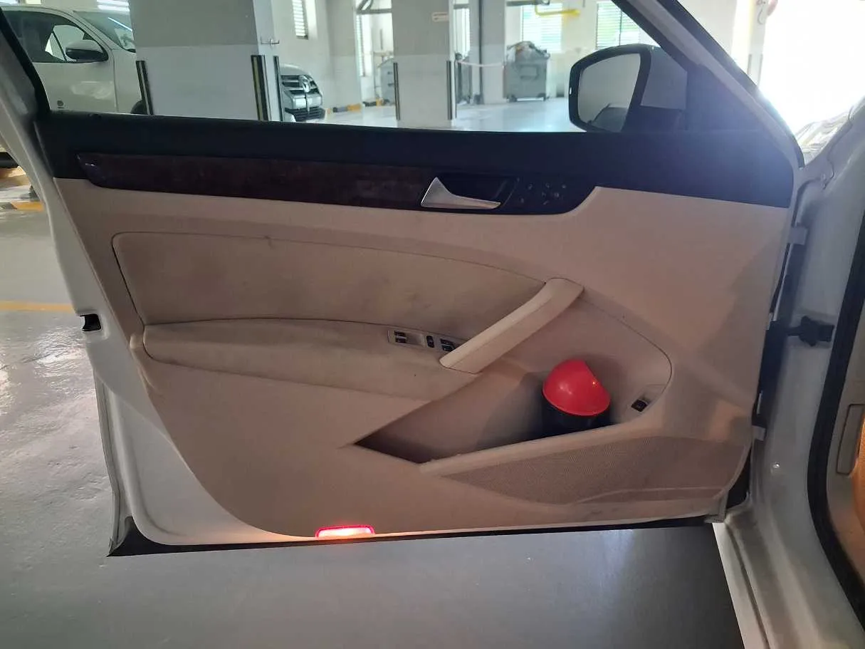 Car image 10