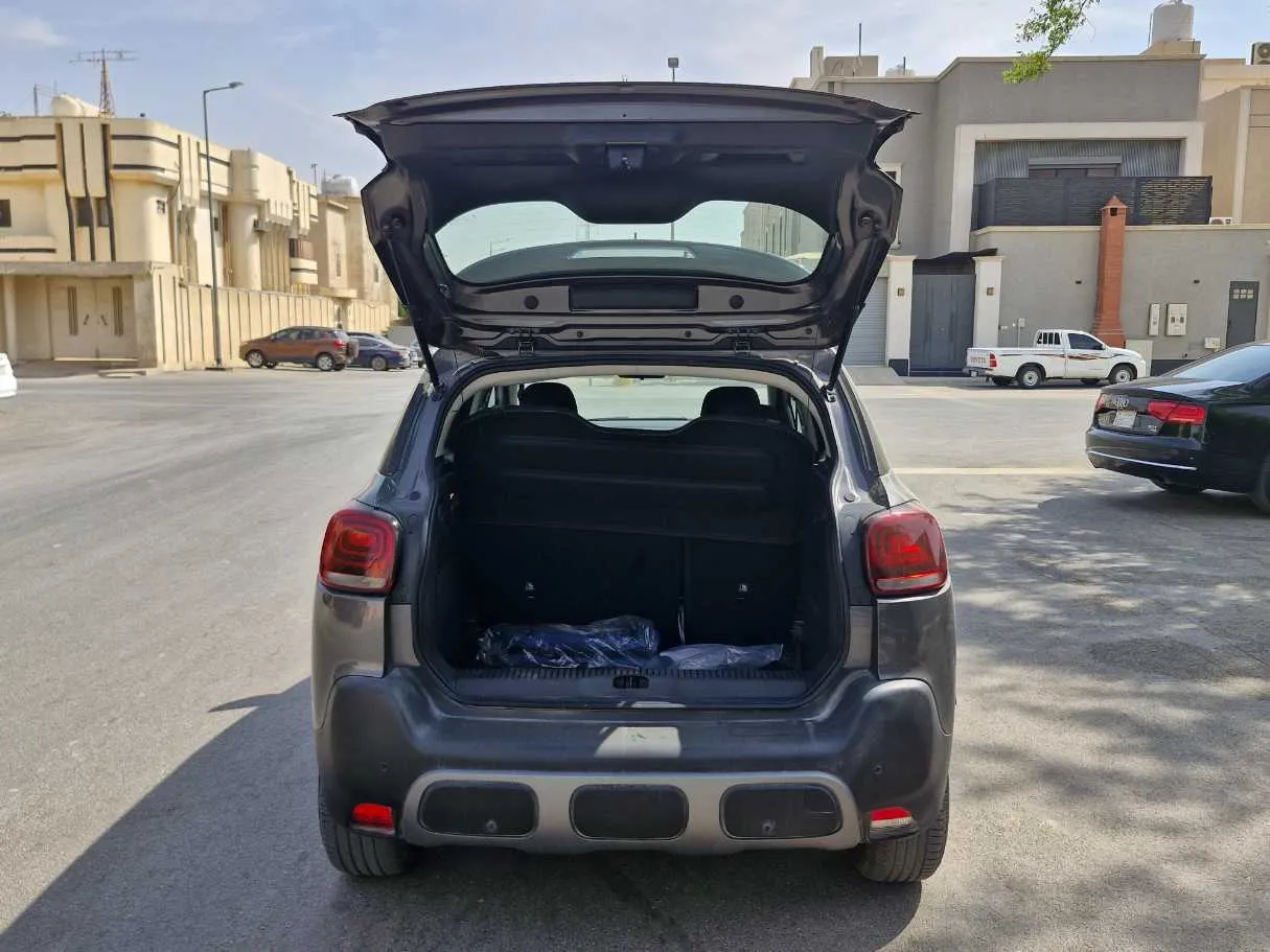 Car image 19