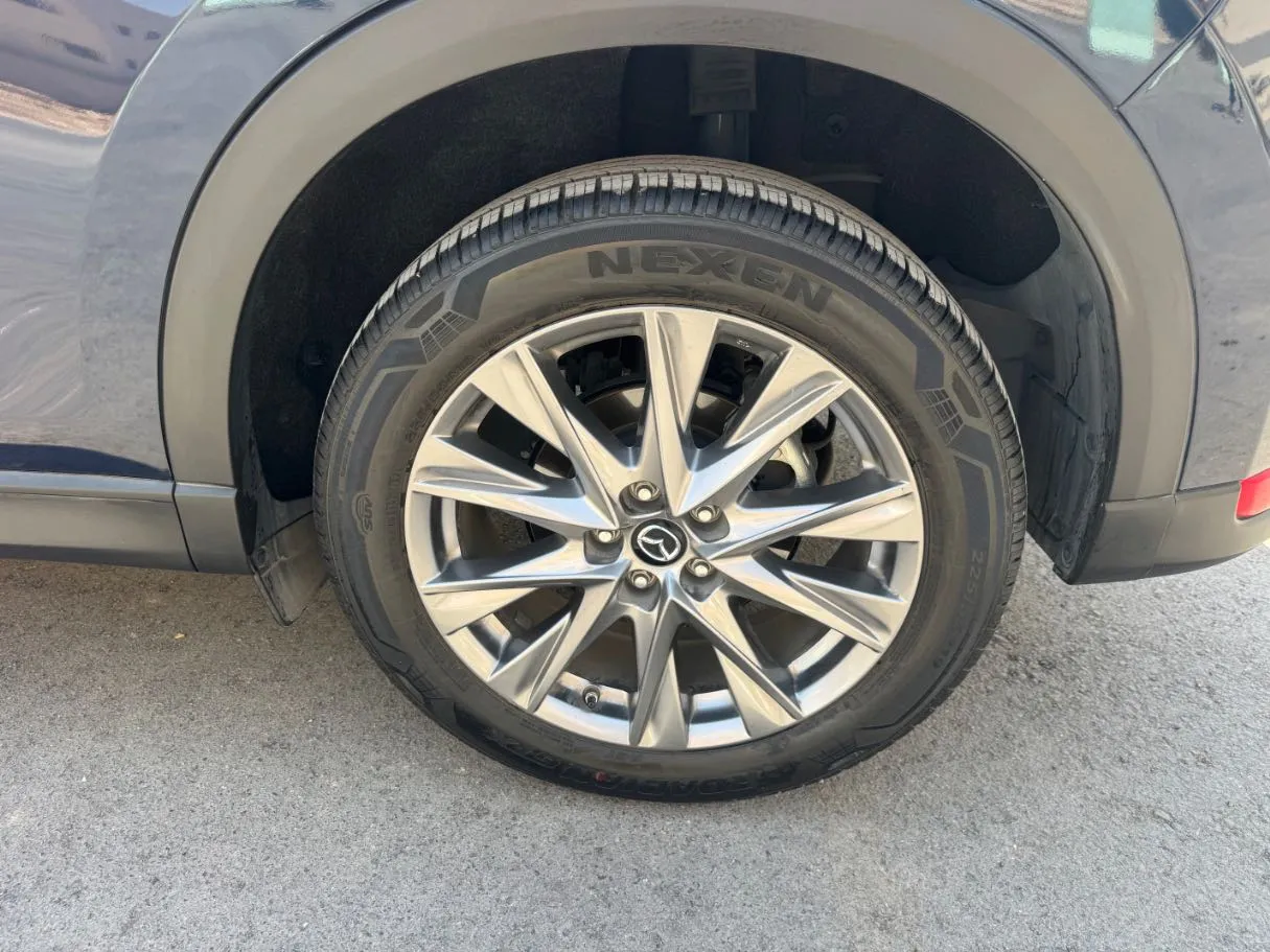Car image 9