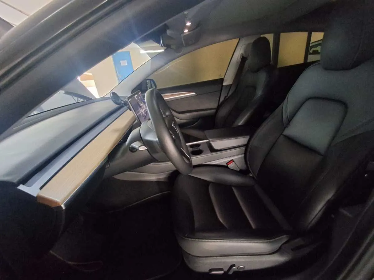 Car image 15