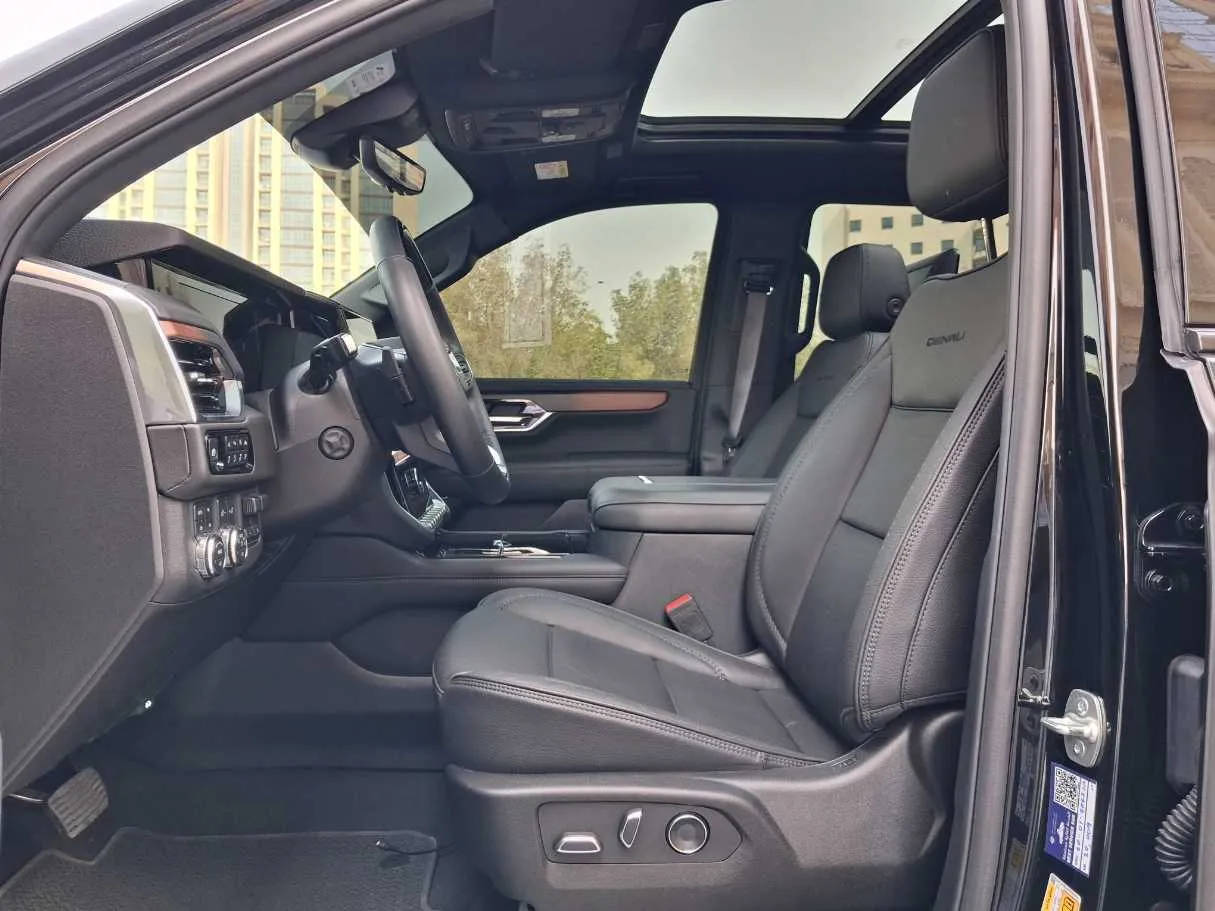 Car image 12