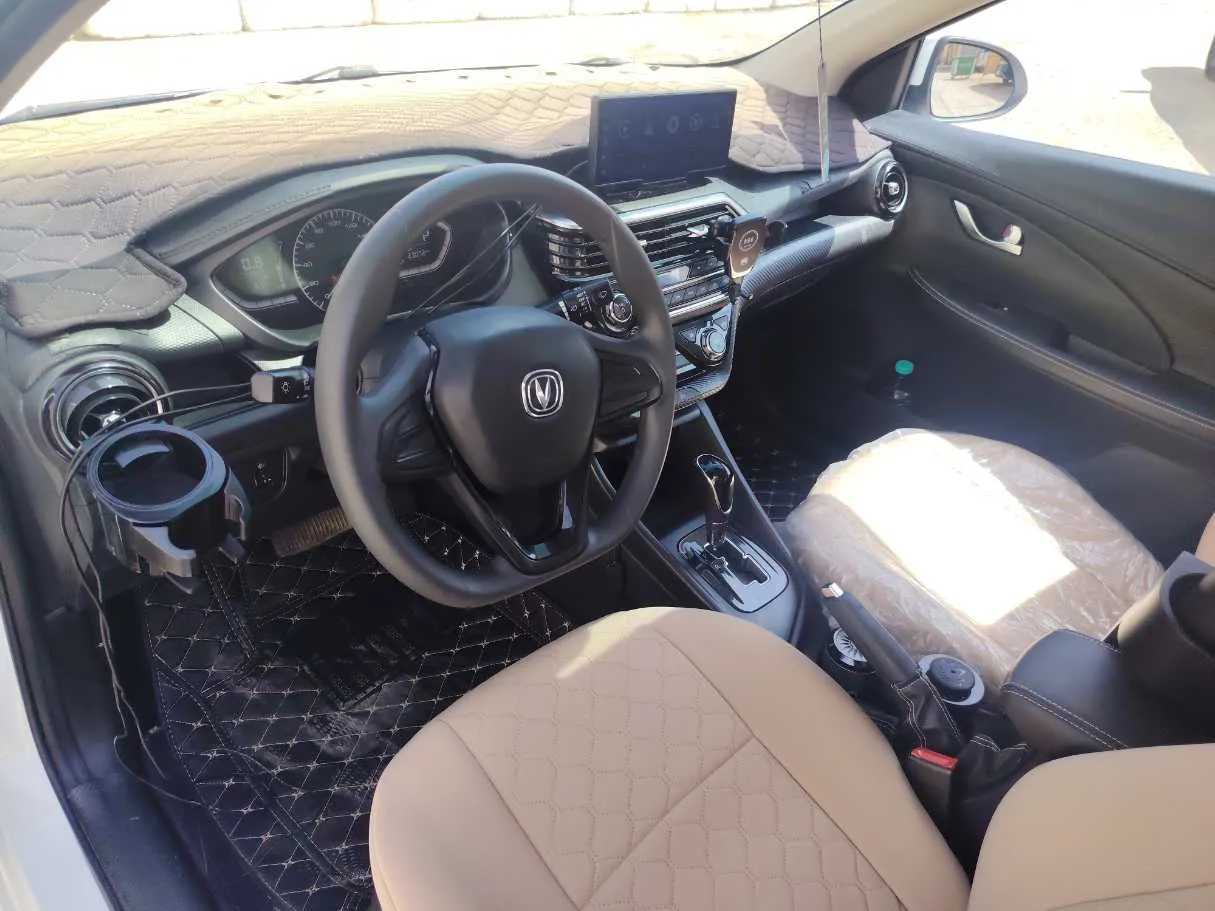 Car image 12