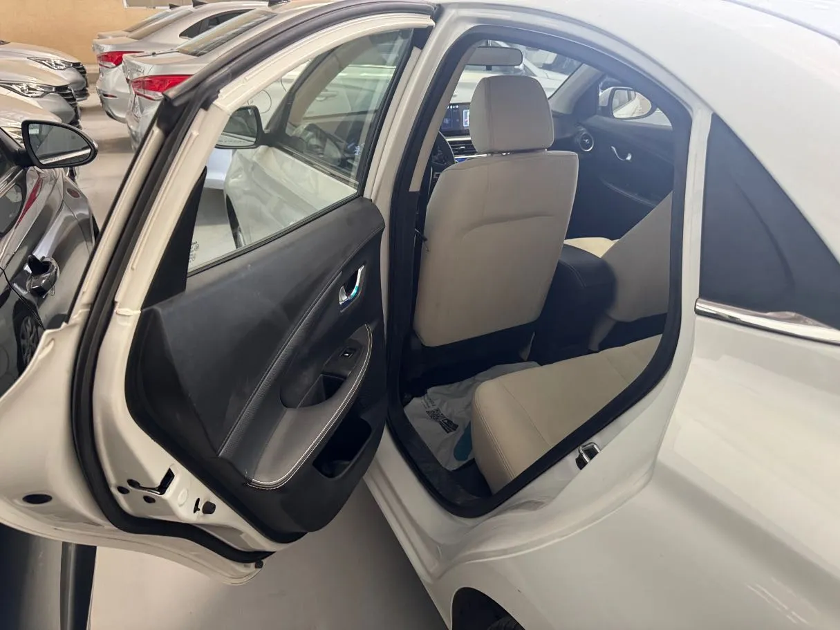 Car image 9