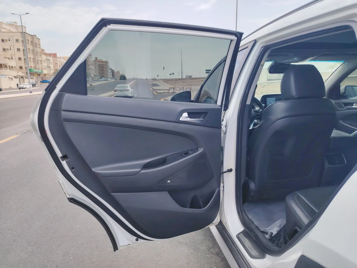 Car image 14