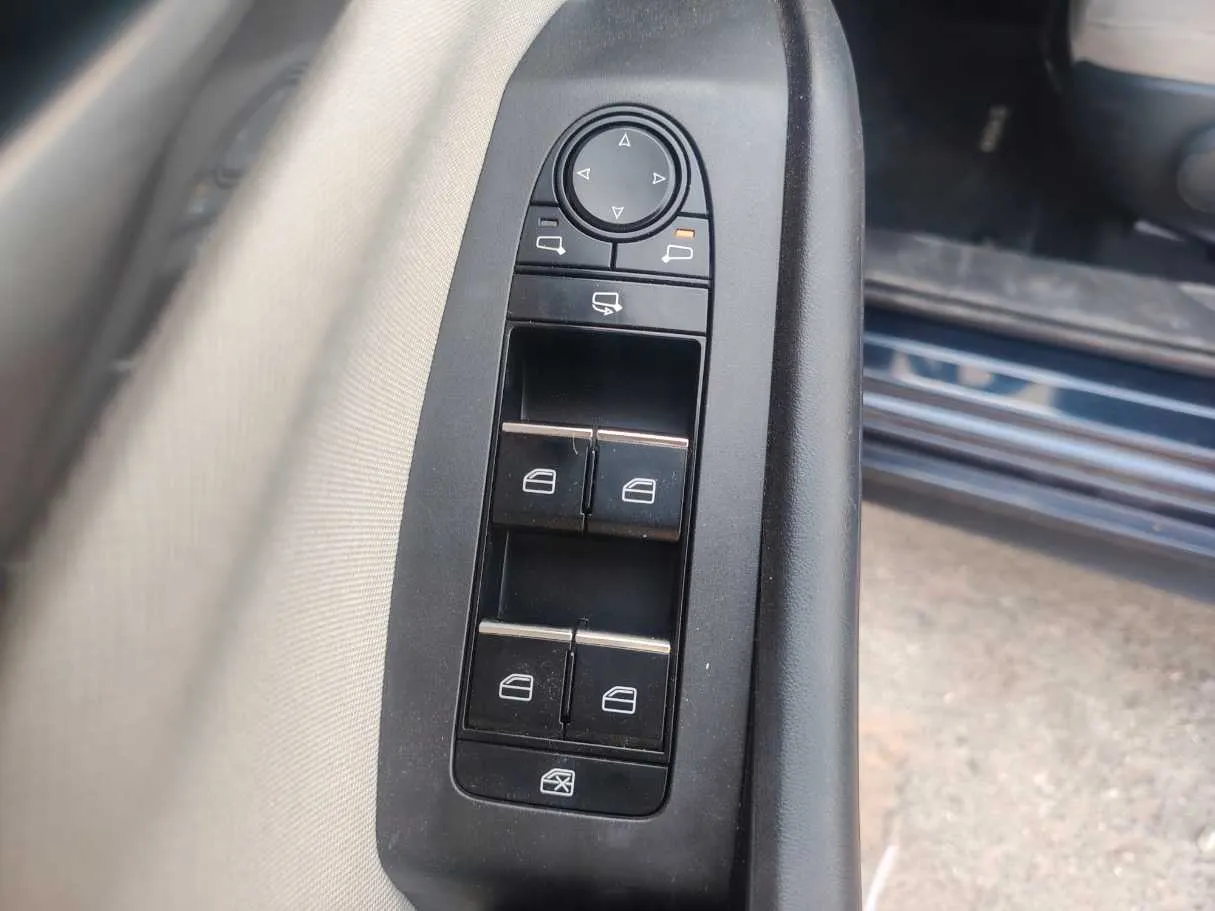 Car image 27