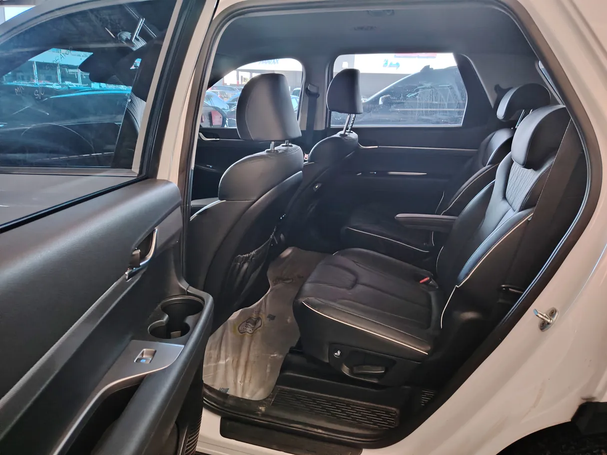Car image 15